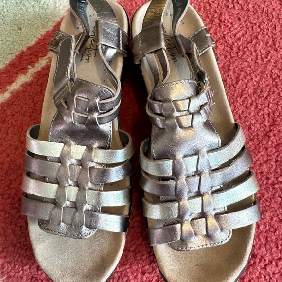 Clarks Shoes - GUC: Clarks metallic sandals, size 8!! Used, but in great shape!!